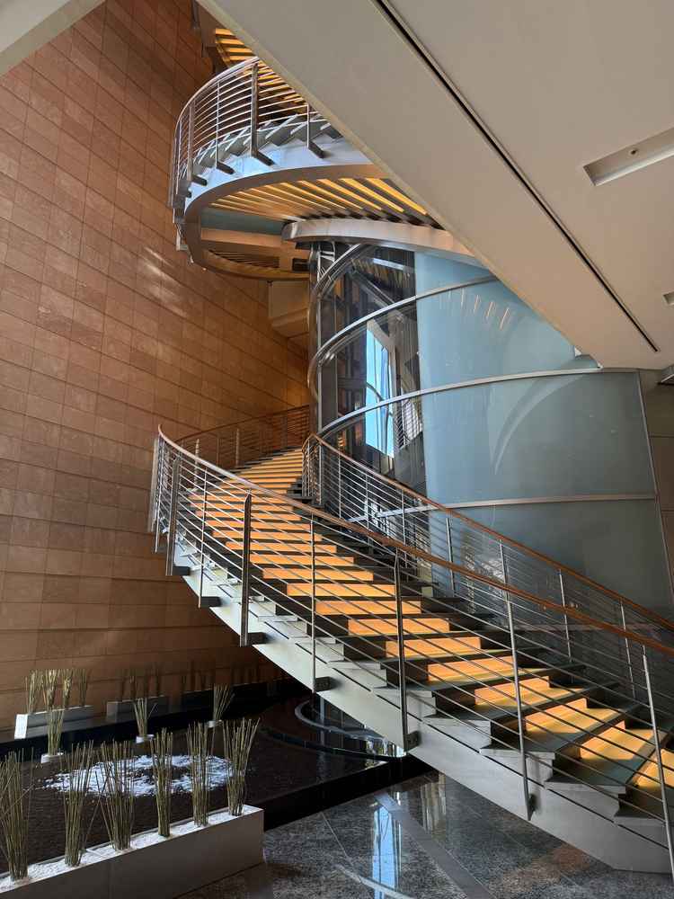 写真撮影スポットである螺旋階段。3階まで伸びていて、ドレスが生える写真が撮れそうです。