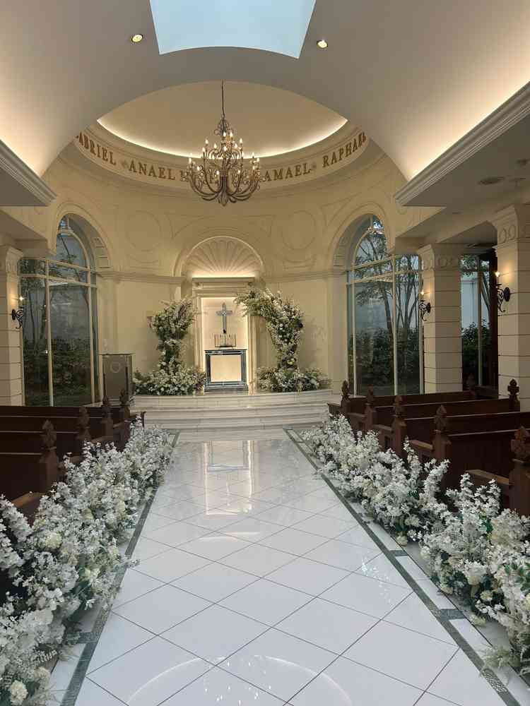 バージンロードが大理石でできていて、全体が緑と白のナチュラルな感じで好みの雰囲気でした。