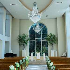 チャペルの内観 天井は高く、バージンロードも広めに取られていてとてもよかった