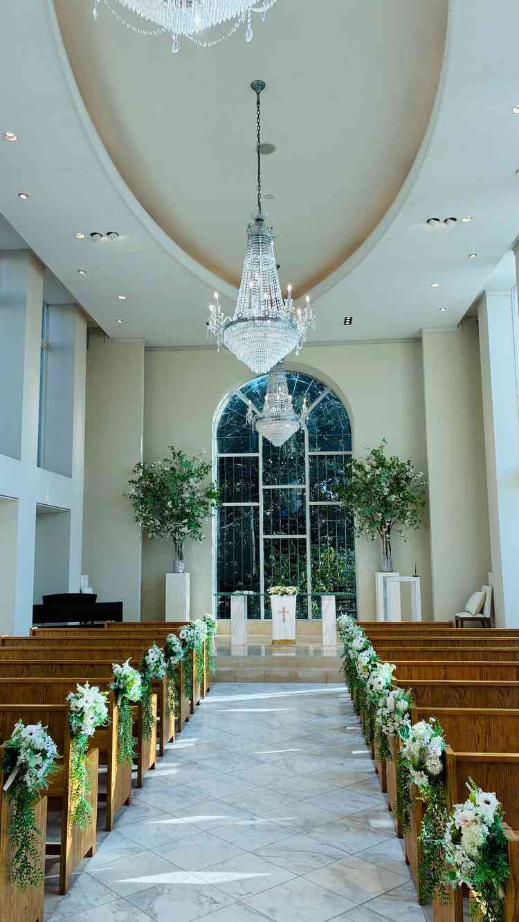 チャペルの内観 天井は高く、バージンロードも広めに取られていてとてもよかった