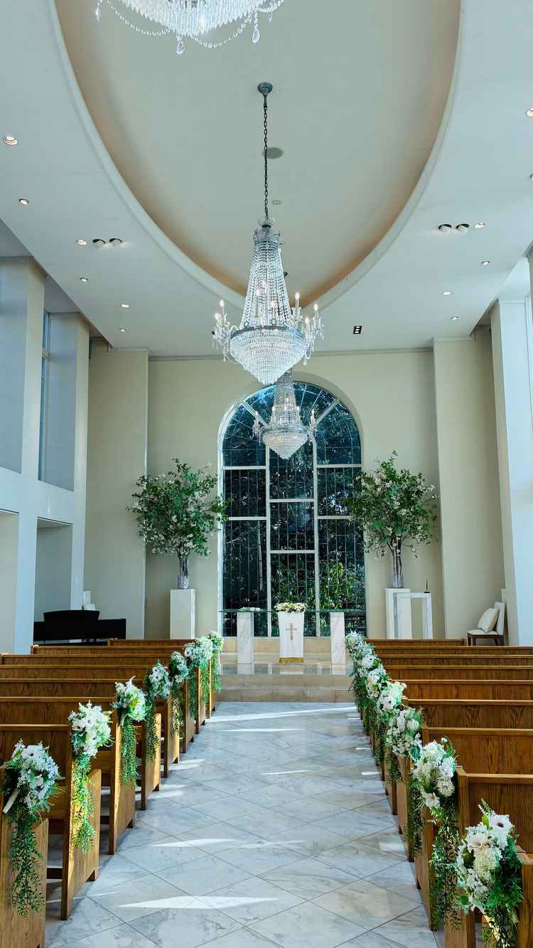 チャペルの内観 天井は高く、バージンロードも広めに取られていてとてもよかった