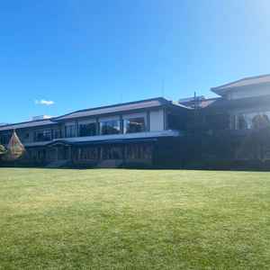 手入れの行き届いた明治記念館の庭園で、四季の変化を感じられる落ち着いた空間でした。