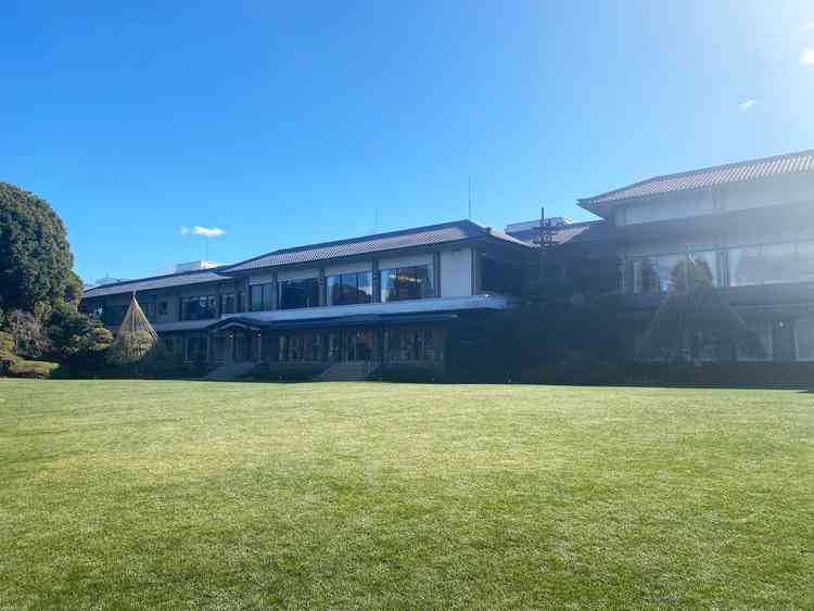 手入れの行き届いた明治記念館の庭園で、四季の変化を感じられる落ち着いた空間でした。