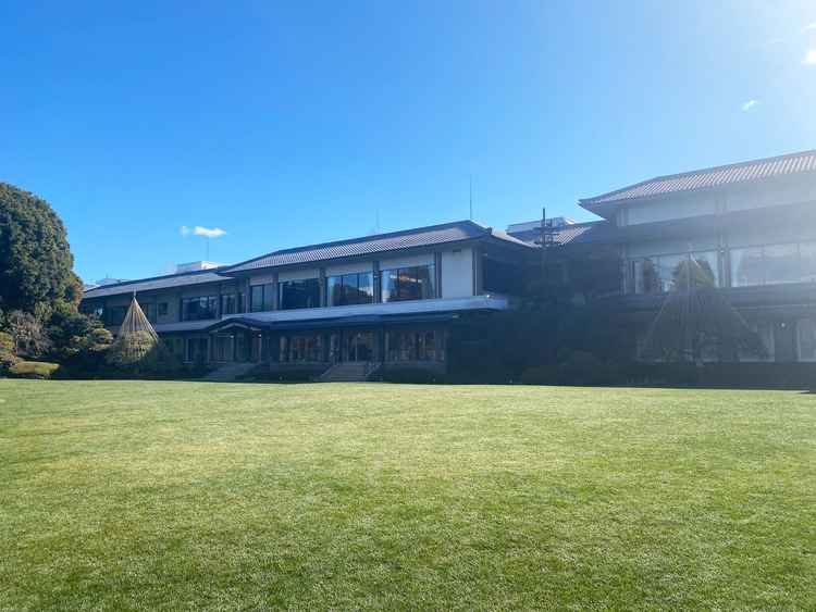 手入れの行き届いた明治記念館の庭園で、四季の変化を感じられる落ち着いた空間でした。