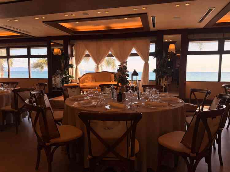 光の入り方によって海と会場の雰囲気も変わりとても綺麗