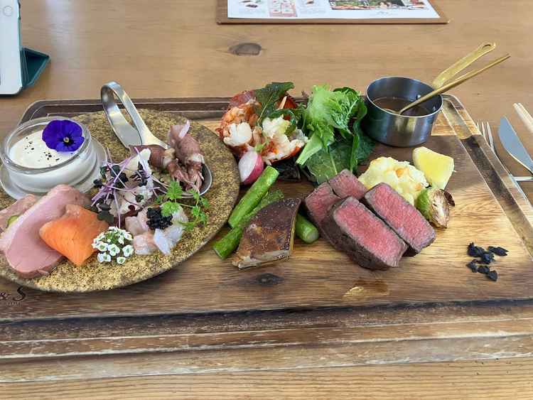 オマール海老や黒毛和牛、新鮮な魚介類を盛り合わせた豪華な内容でした。