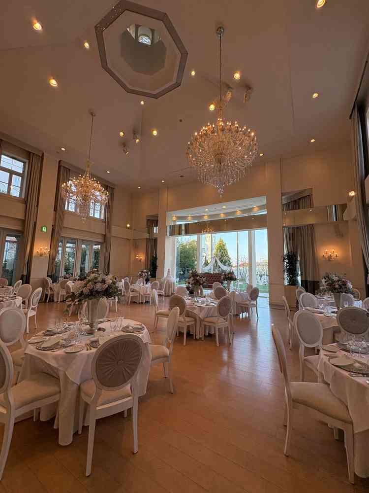 2つ目の披露宴会場です。ピンクや白をメインとしていて、お城の様にとても可愛かったです。