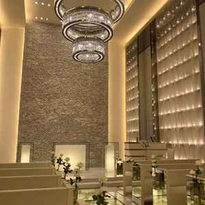 チャペル。幻想的なガラスのバージンロード。