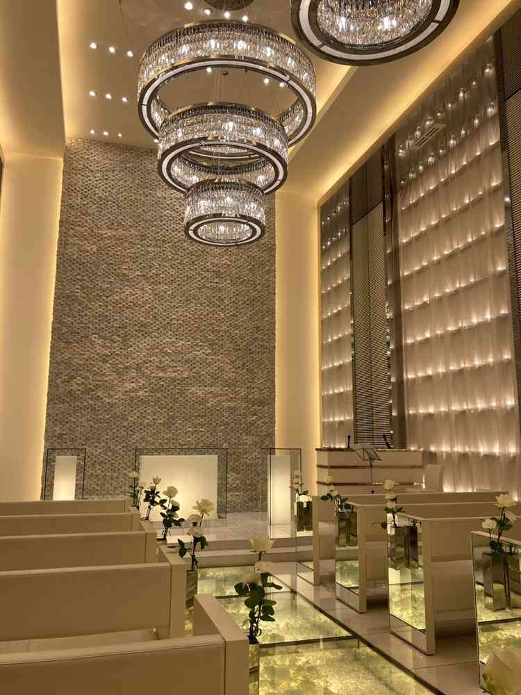 チャペル。幻想的なガラスのバージンロード。