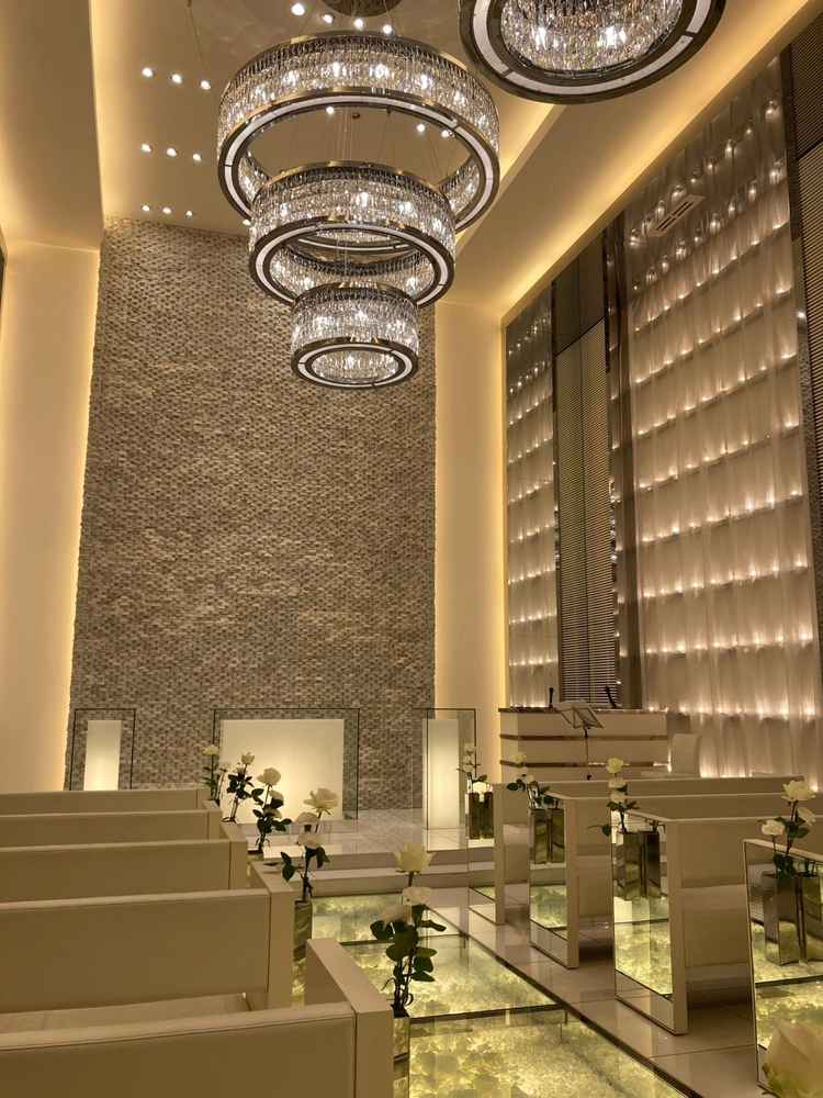 チャペル。幻想的なガラスのバージンロード。