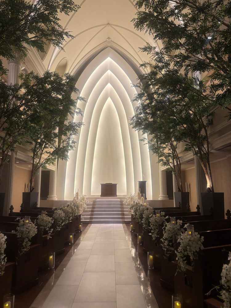 実物は想像よりも開放感があり素敵でした。木もあるため、室内なのに外のようなどこか不思議な空間でした。