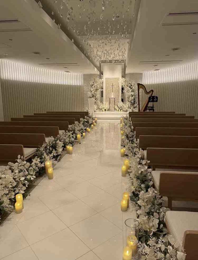 花で飾られたバージンロードがとても印象的でした。