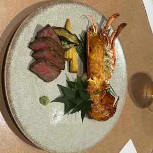 試食の特別コースで食べたエビとステーキ