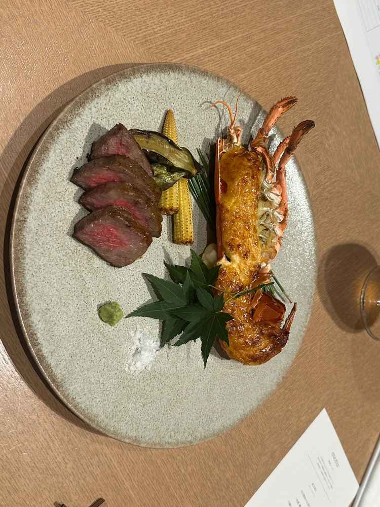 試食の特別コースで食べたエビとステーキ