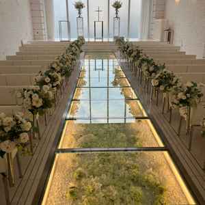 チャペルの写真です。想像以上に白の世界という印象を持ちました。日当たりが良く開放感がありました。