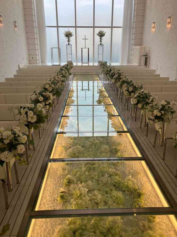 チャペルの写真です。想像以上に白の世界という印象を持ちました。日当たりが良く開放感がありました。