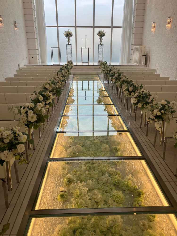 チャペルの写真です。想像以上に白の世界という印象を持ちました。日当たりが良く開放感がありました。