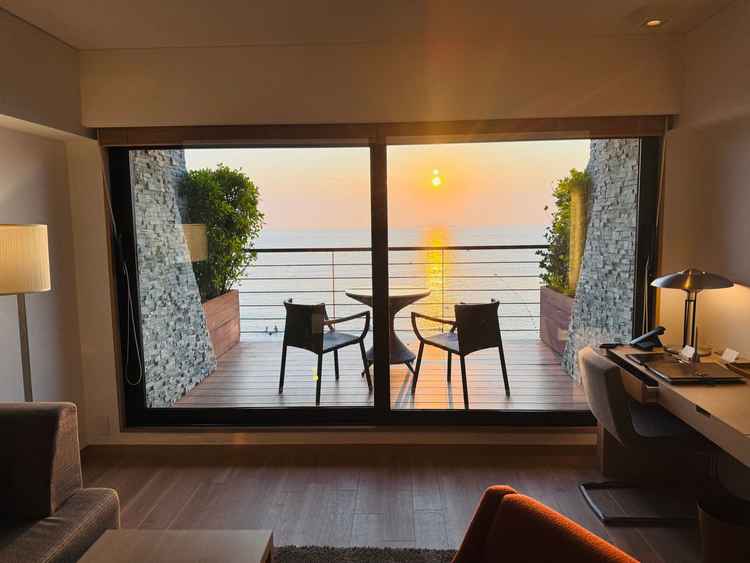 結婚式の支度部屋としても使えて、宿泊もできる部屋のテラス側の写真