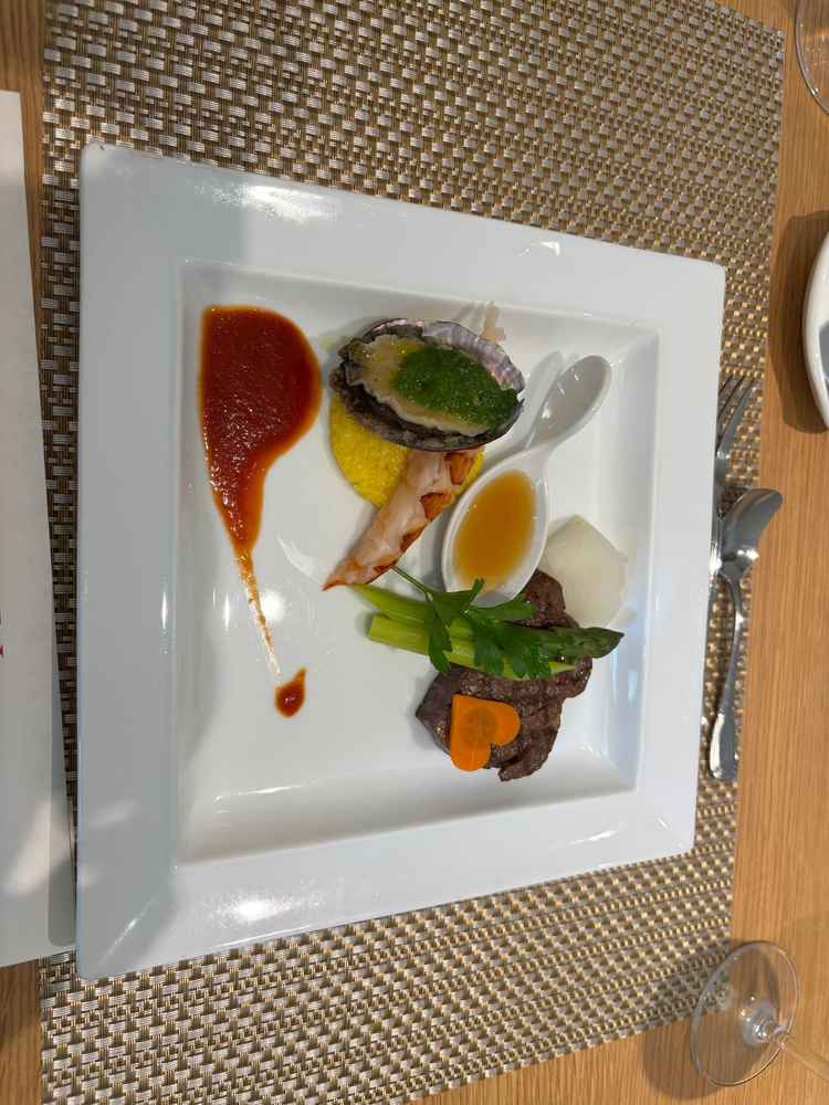 お肉に魚介、大満足でした！とても美味しかったです。