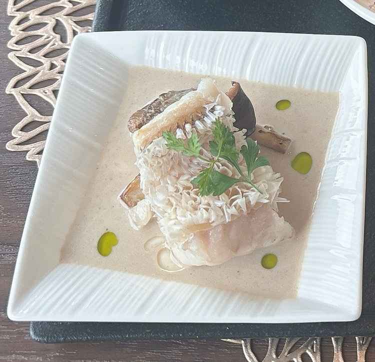 まつかさ焼きが食べれると思わなかった！それをきのこのソースで食べるという丁寧な技術が垣間見えた