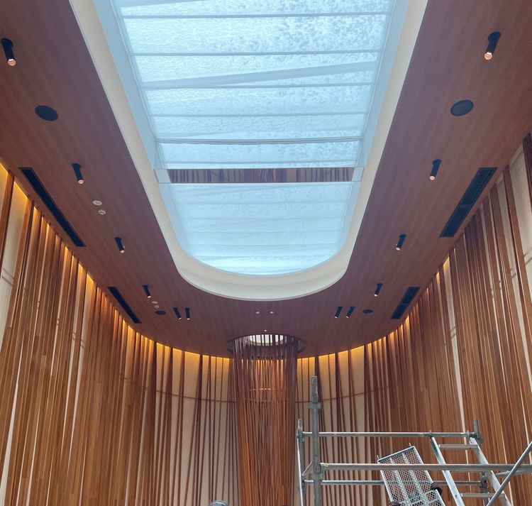 チャペル。工事中であったが、天井の開口からの日光、内装の木材が暖かみを演出している。