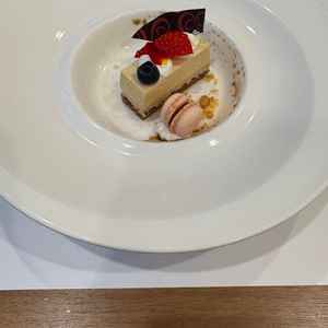 デザートはきな粉と黒蜜のケーキ。甘すぎず美味しかったです。