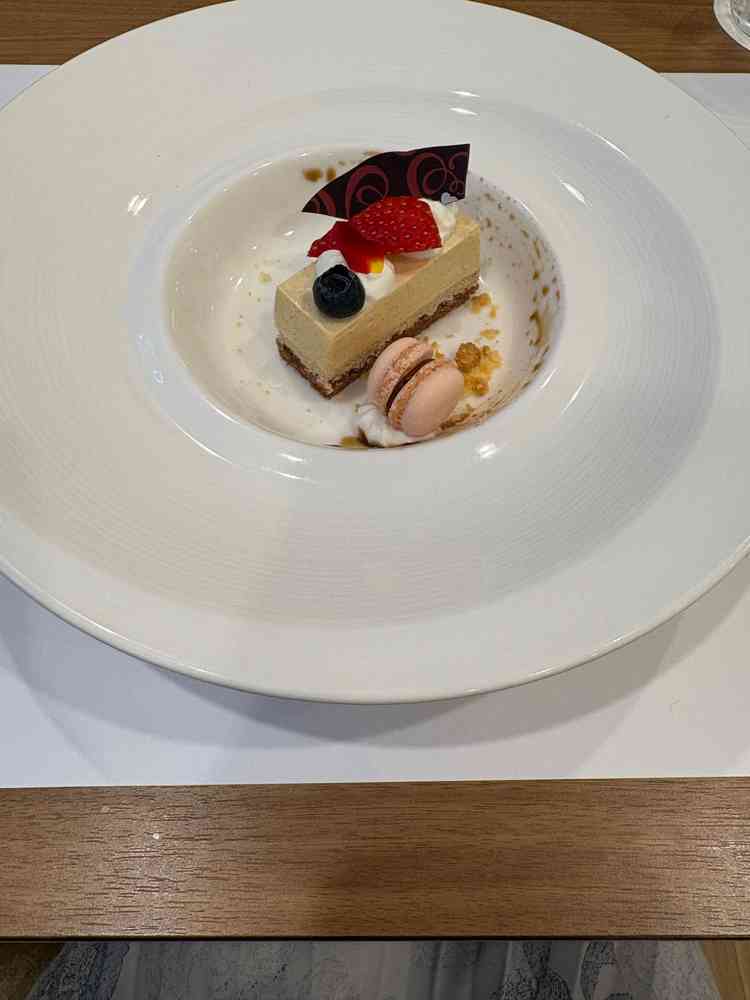 デザートはきな粉と黒蜜のケーキ。甘すぎず美味しかったです。