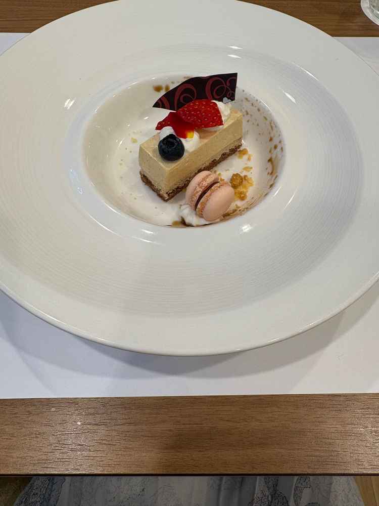 デザートはきな粉と黒蜜のケーキ。甘すぎず美味しかったです。