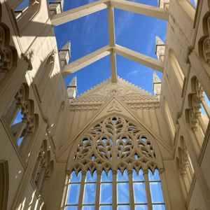 晴天時は青空の下実施可能。