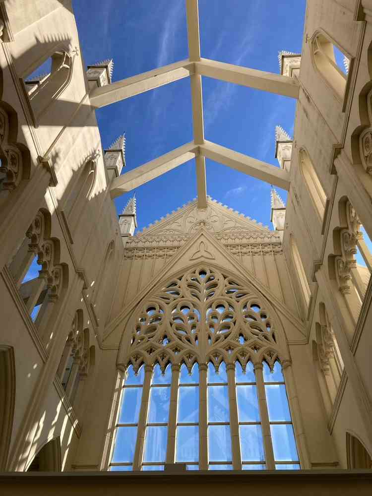 晴天時は青空の下実施可能。