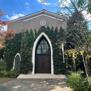 チャペル入り口のガーデン。表参道の駅近だけど建物に囲まれているため静寂していて落ち着ける空間