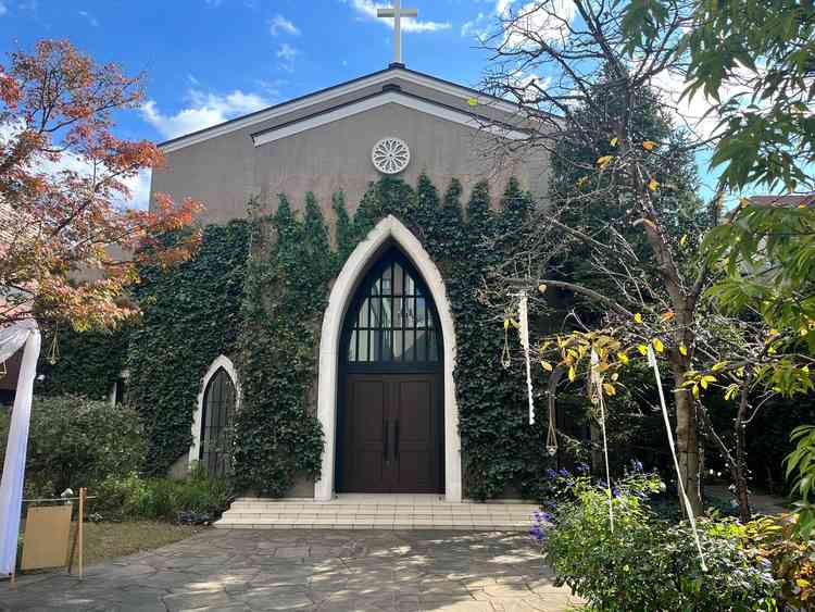 チャペル入り口のガーデン。表参道の駅近だけど建物に囲まれているため静寂していて落ち着ける空間