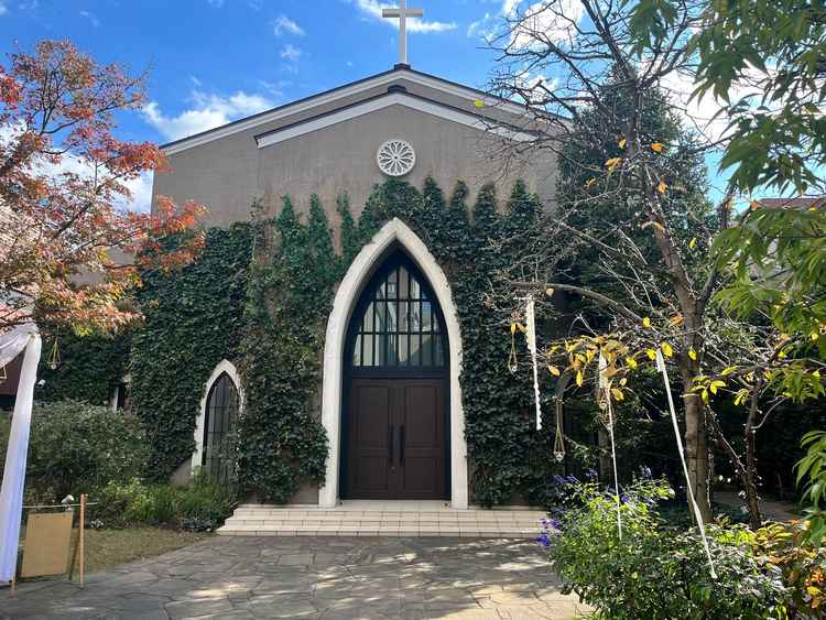 チャペル入り口のガーデン。表参道の駅近だけど建物に囲まれているため静寂していて落ち着ける空間