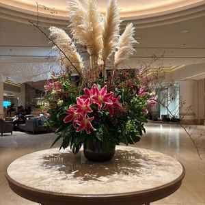 ホテル正面入り口に飾られているお花