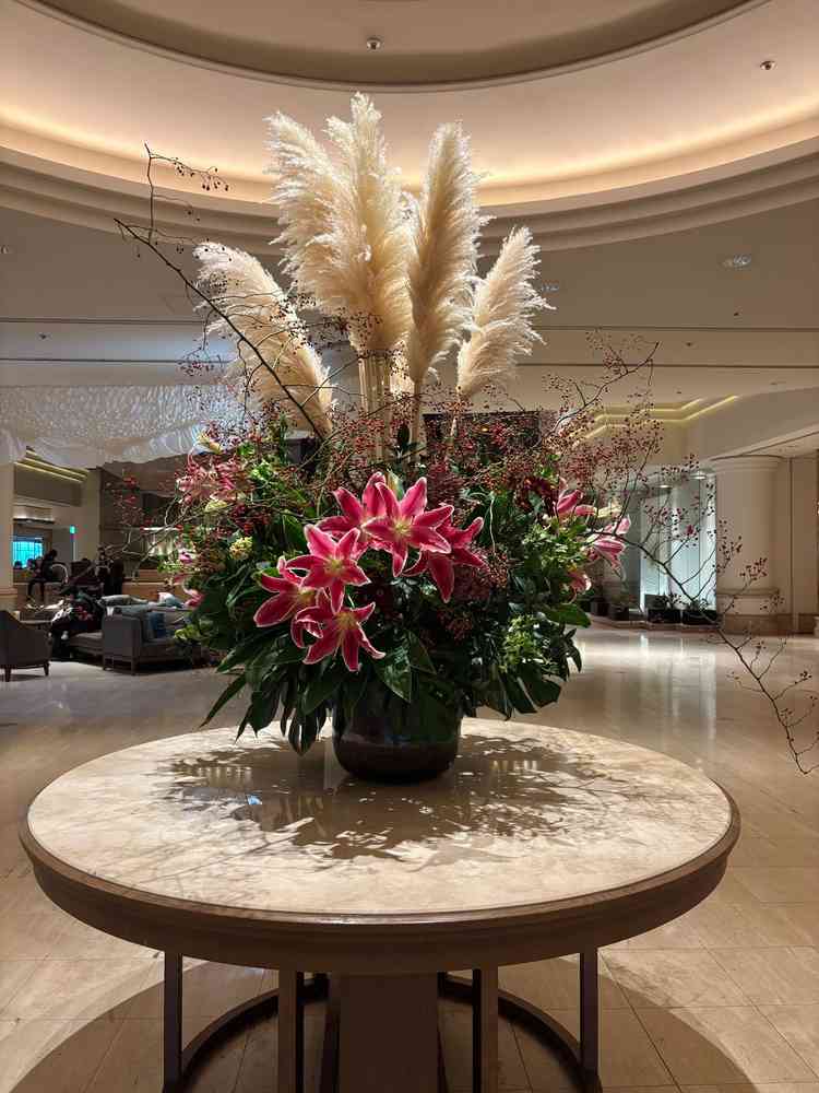 ホテル正面入り口に飾られているお花