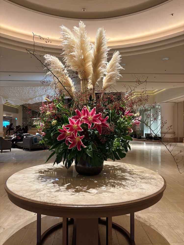 ホテル正面入り口に飾られているお花