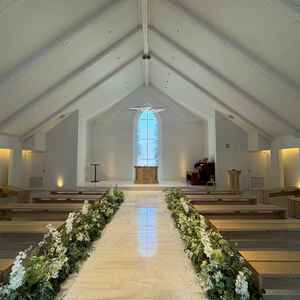 チャペルです。バージンロードが短めの仕様で横に広がっていました。