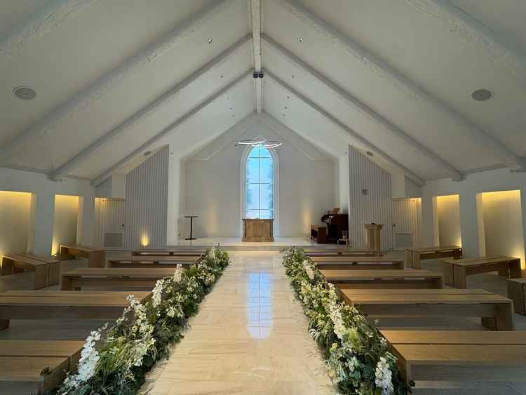 チャペルです。バージンロードが短めの仕様で横に広がっていました。