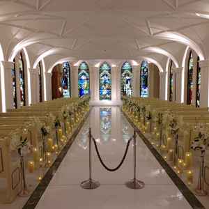 入り口から見たチャペルの様子で。バージンロードは広く長かったです。