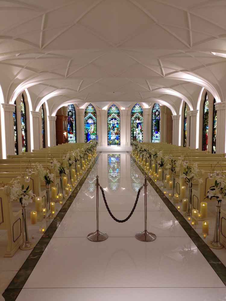 入り口から見たチャペルの様子で。バージンロードは広く長かったです。