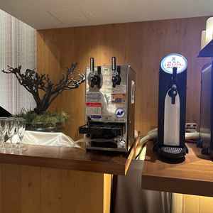 ゲストの待合室にお酒を飲めるスペースがあるのは珍しく、好印象だった。ピアノ演奏も素敵だった。