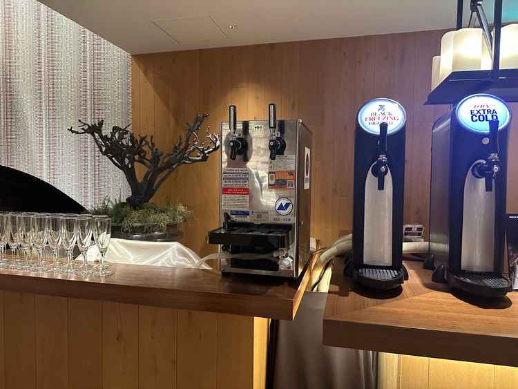 ゲストの待合室にお酒を飲めるスペースがあるのは珍しく、好印象だった。ピアノ演奏も素敵だった。