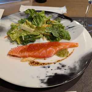 タスマニア産のサーモンです。分厚くて脂がのっていました。