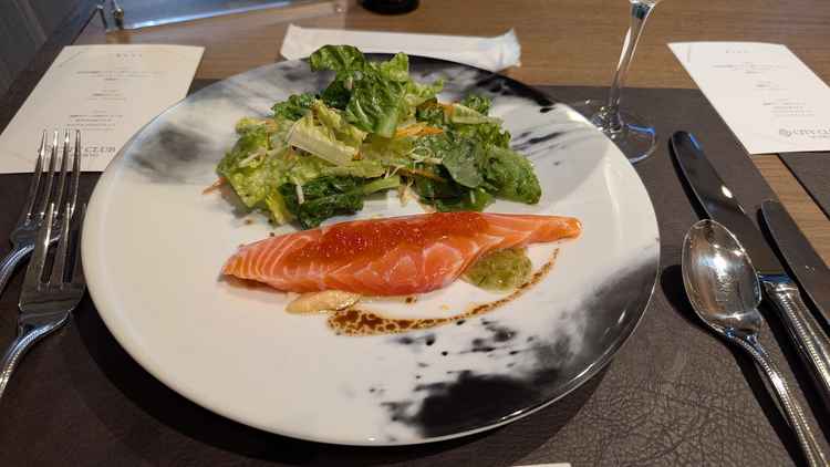 タスマニア産のサーモンです。分厚くて脂がのっていました。