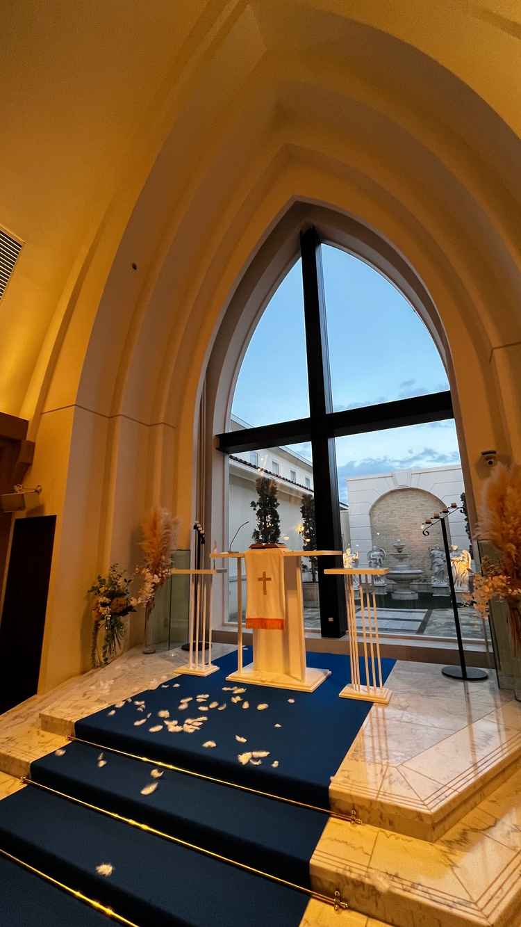 チャペル広角。カーテンで遮光でき外を隠すことができる