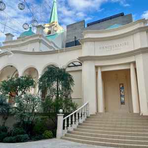 エントランス階段が2段階あり、友人だけ・親族だけとフラワーシャワーが分けてやれる。水色の屋根も素敵。