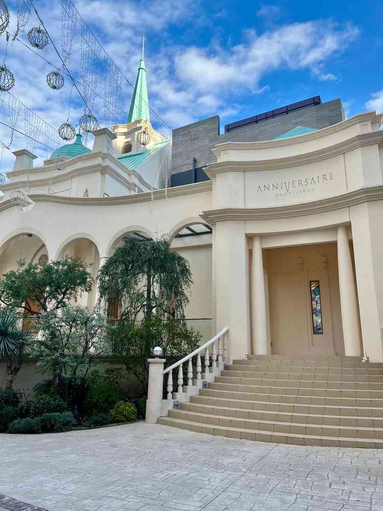 エントランス階段が2段階あり、友人だけ・親族だけとフラワーシャワーが分けてやれる。水色の屋根も素敵。