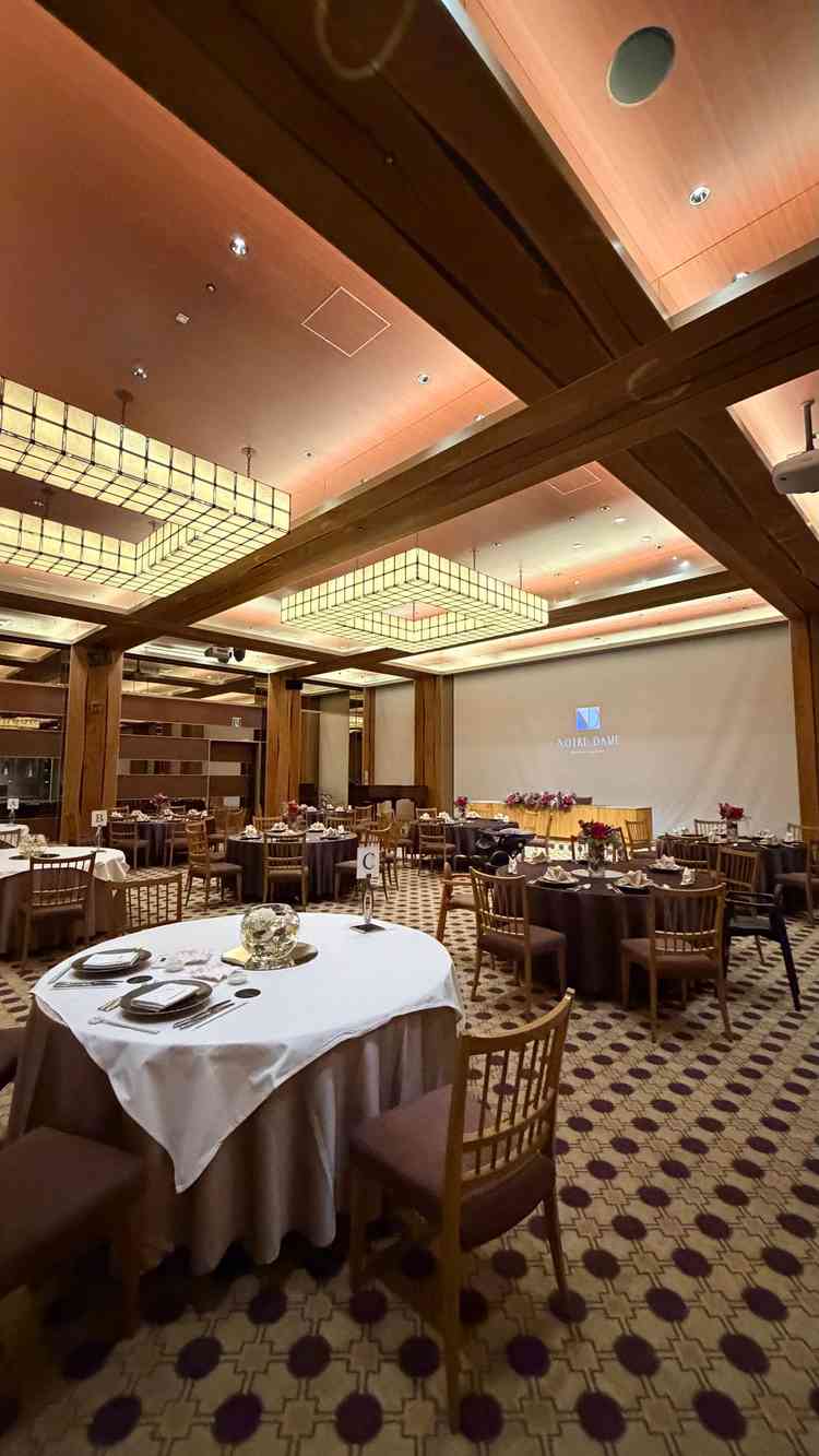 会場スクリーンがかなり大きく、迫力あり。スクリーンが上がると横浜の夜景が一面に広がるのも素敵でした。