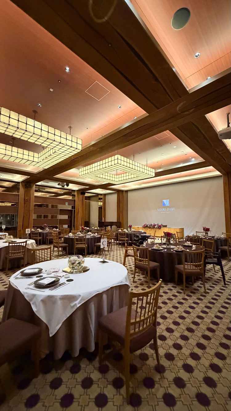 会場スクリーンがかなり大きく、迫力あり。スクリーンが上がると横浜の夜景が一面に広がるのも素敵でした。