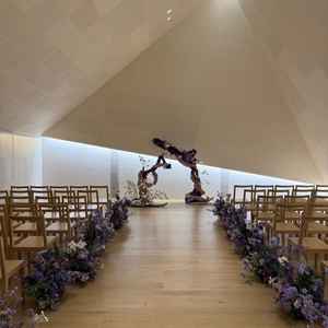 挙式会場ー他の式場にはないコンパクトで参列者との距離の近さが魅力的でした